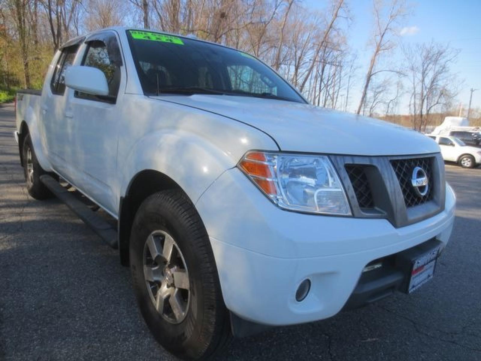 2013 White /Gray Nissan Frontier PRO-4X (1N6AD0EV0DN) with an 3.0L V6 DOHC 24V engine, Automatic 6-speed transmission, located at 270 US Route 6, Mahopac, NY, 10541, (845) 621-0895, 41.349022, -73.755280 - Photo #1